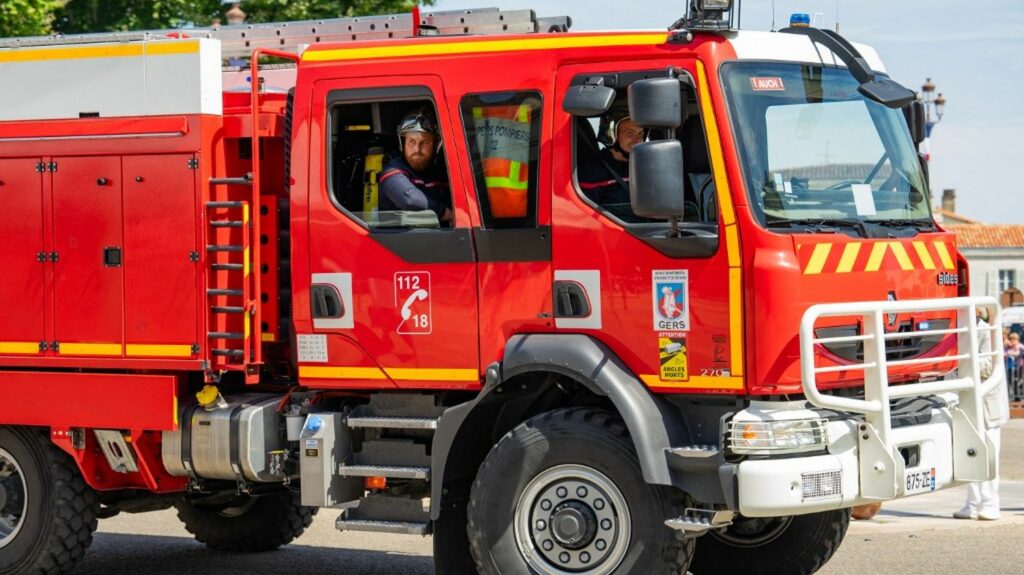 Un incendie a brûlé au moins 30 hectares dans les Pyrénées-Orientales, trois sapeurs-pompiers légèrement blessés et des personnes évacuées