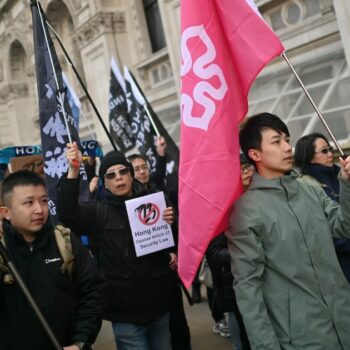 Le militant pro-démocratie Finn Lau (centre droit) mène une marche dans les rues de Londres pour protester contre la nouvelle loi sur la sécurité nationale à Hong Kong, le 23 mars 2024