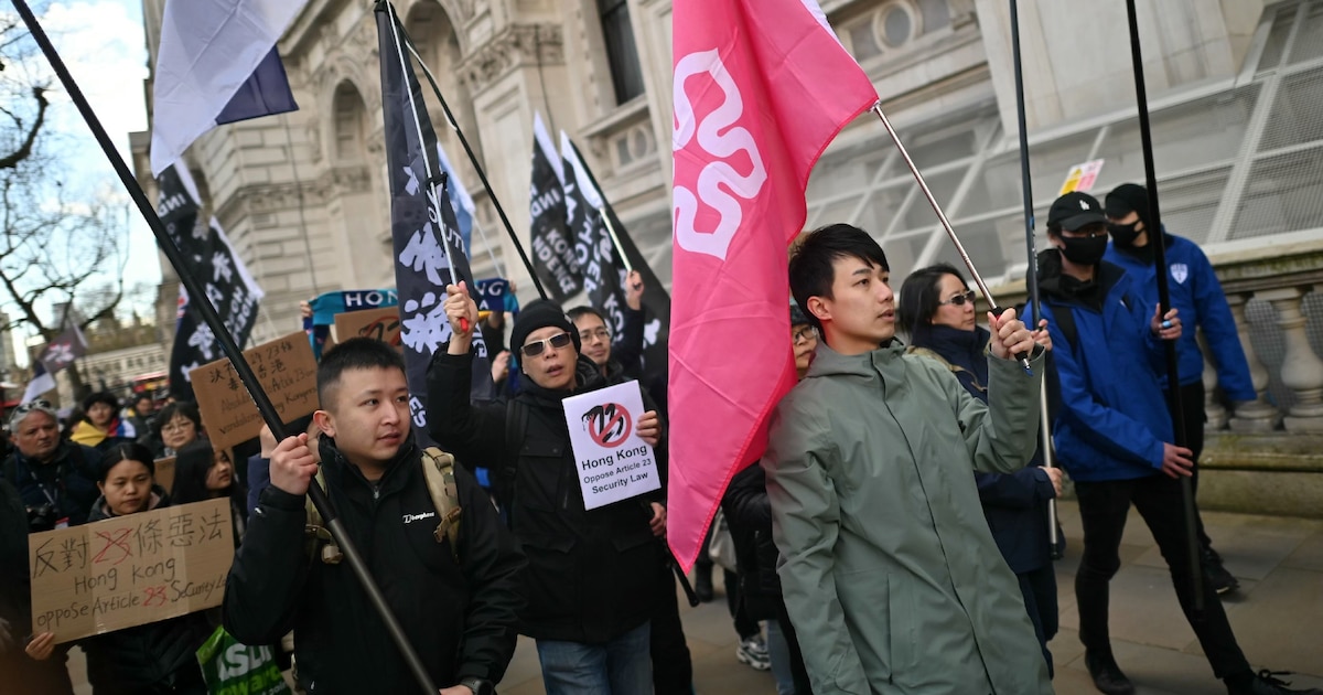 Le militant pro-démocratie Finn Lau (centre droit) mène une marche dans les rues de Londres pour protester contre la nouvelle loi sur la sécurité nationale à Hong Kong, le 23 mars 2024