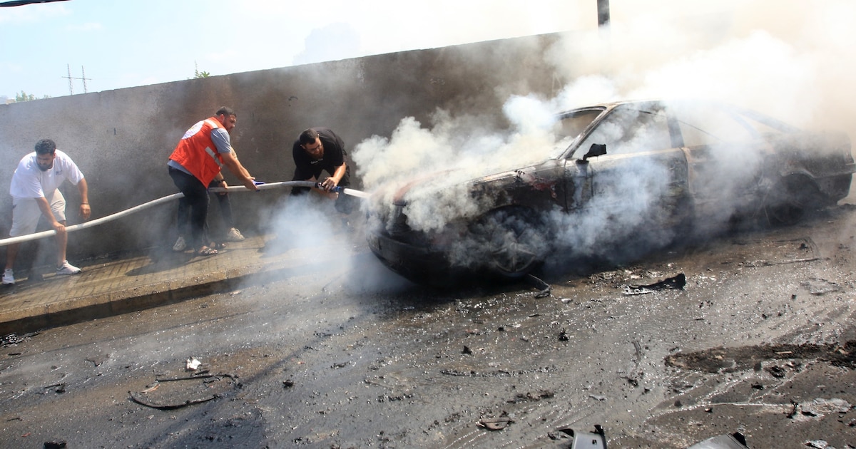 Des pompiers libanais éteignent le feu dans une voiture après une attaque israélienne à Saïda, dans le sud du Liban, le 21 août 2024, qui a tué un responsable de la branche armée du Fatah palestinien