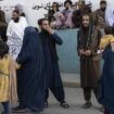 En Afghanistan, les talibans promulguent une loi pour "promouvoir la vertu et prévenir le vice" et interdisent notamment aux femmes de chanter en public