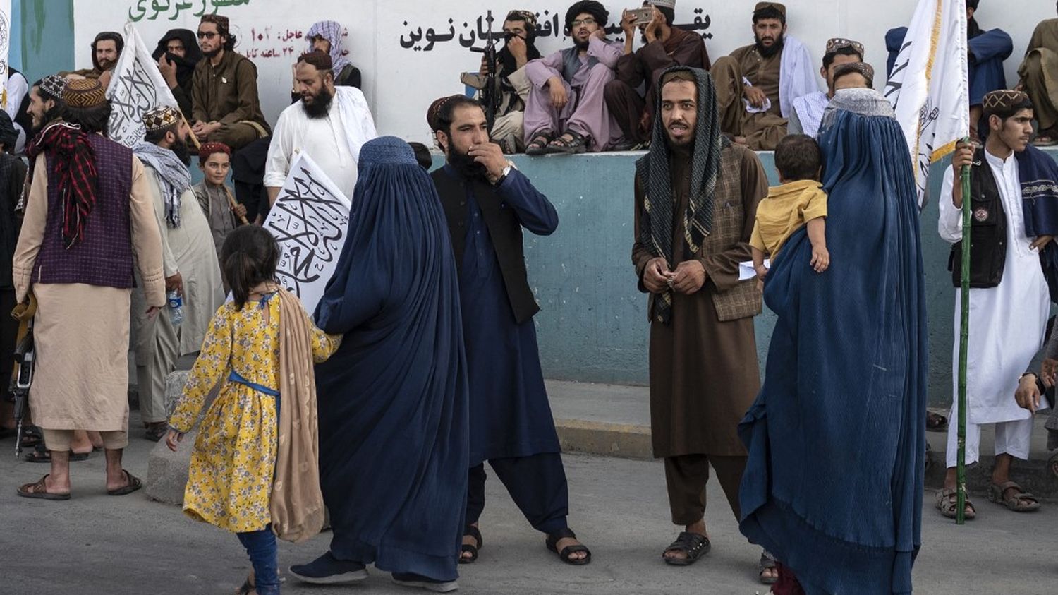 En Afghanistan, les talibans promulguent une loi pour "promouvoir la vertu et prévenir le vice" et interdisent notamment aux femmes de chanter en public