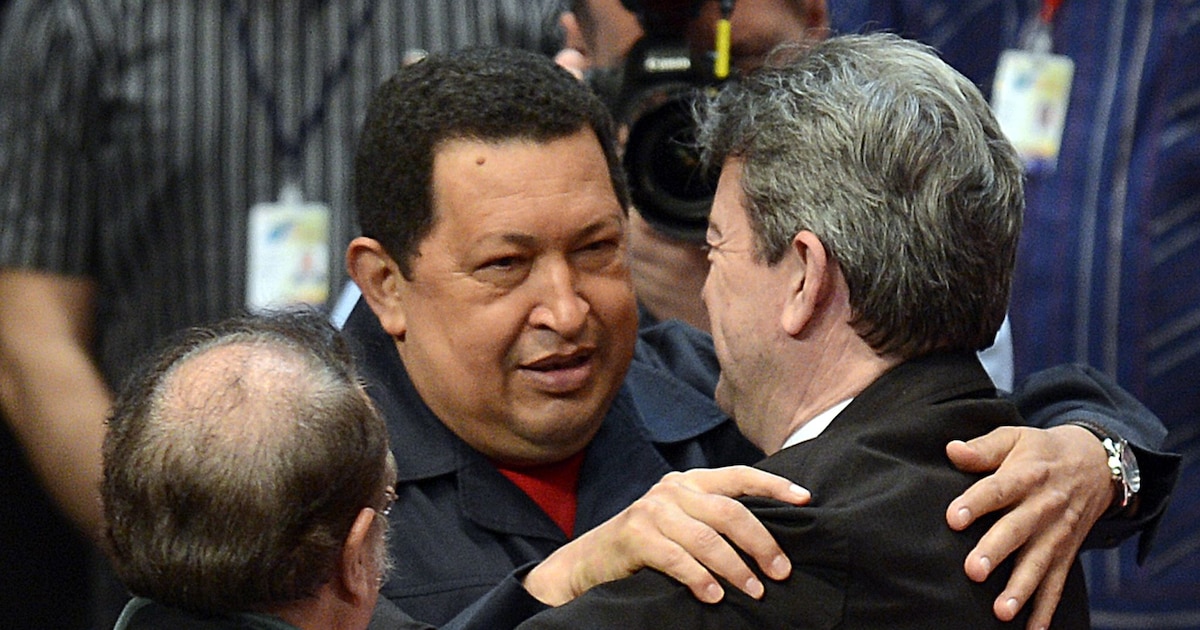 Hugo Chavez et Jean-Luc Melenchon en 2012 à Caracas en juillet 2012.