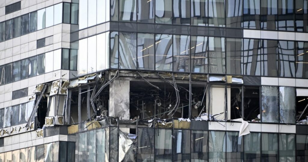 Vue d'un immeuble de bureaux endommagé du Centre d'affaires international de Moscou, à la suite d'une attaque de drone signalée à Moscou le 30 juillet 2023