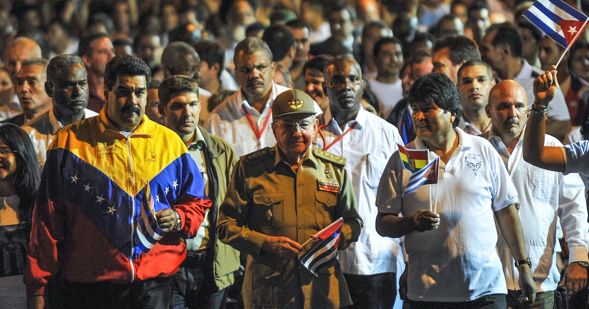 Le président vénézuélien Nicolas Maduro, le président cubain Raul Castro et le président bolivien Evo Morales participent à une marche aux flambeaux, le 28 janvier 2014, pour célébrer le 161e anniversaire de la naissance du héros national cubain José Marti.