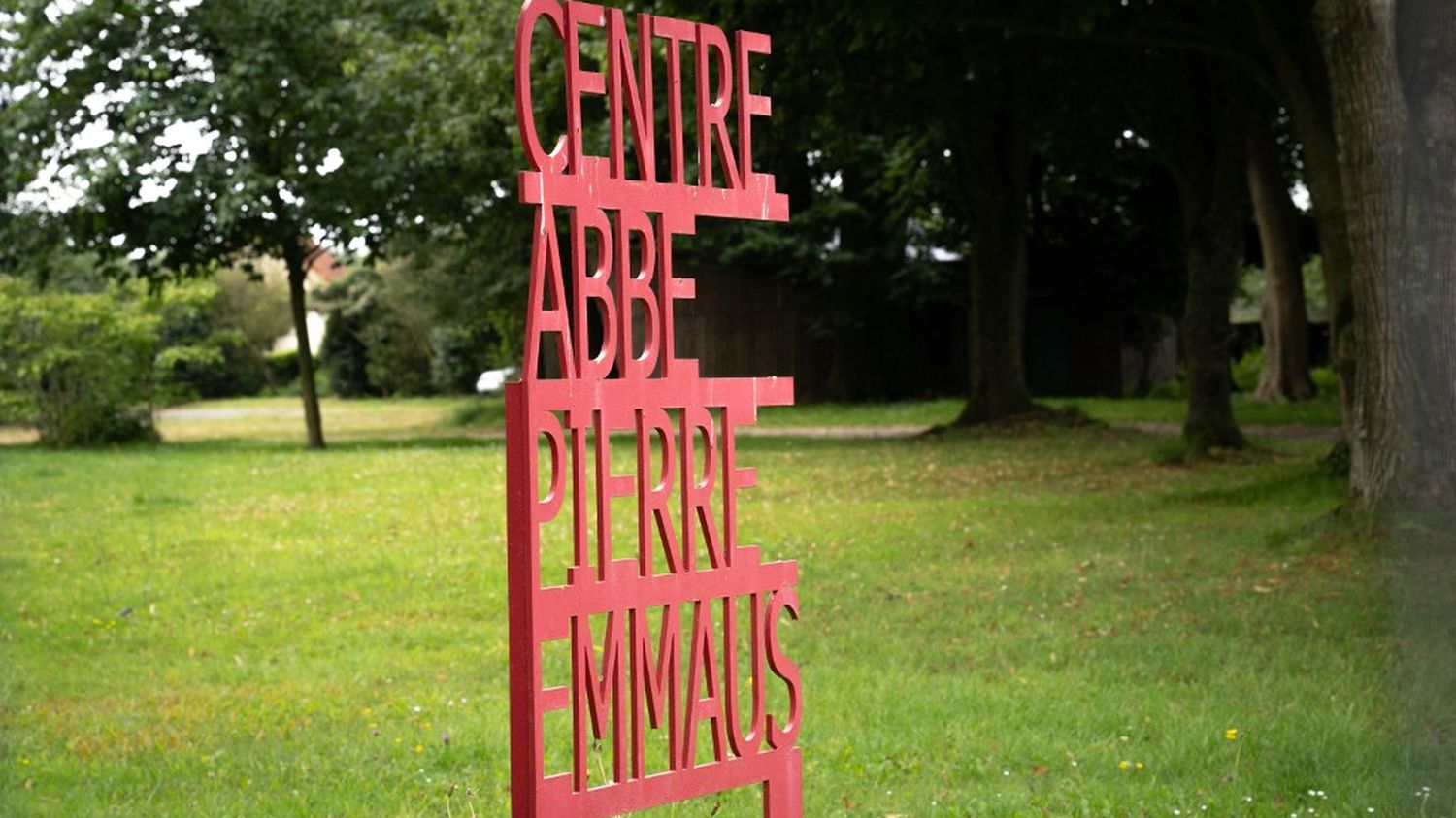 Affaire Abbé Pierre : le maire d'Esteville réfléchit à changer le nom de l'école Abbé-Pierre du village