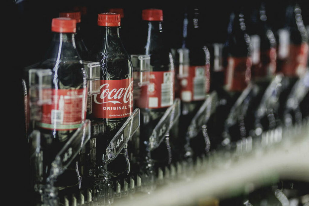 Des microplastiques découverts dans des bouteilles de Coca-Cola et de Schweppes