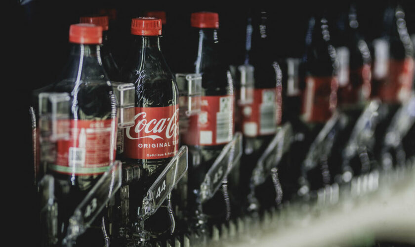 Des microplastiques découverts dans des bouteilles de Coca-Cola et de Schweppes