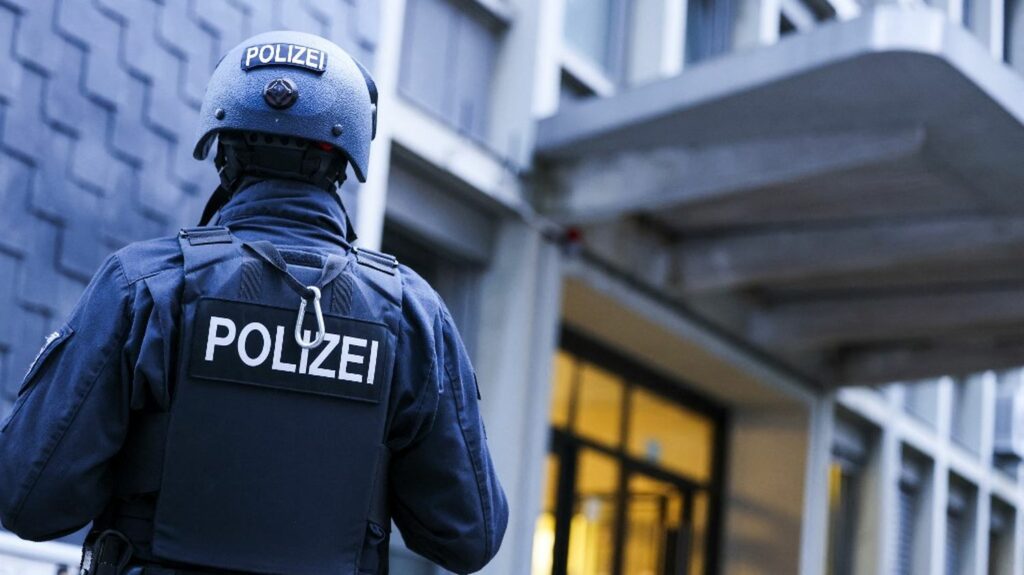 Allemagne : le suspect de l'attaque au couteau revendiquée par le groupe Etat islamique s'est rendu aux autorités et a avoué, selon la police