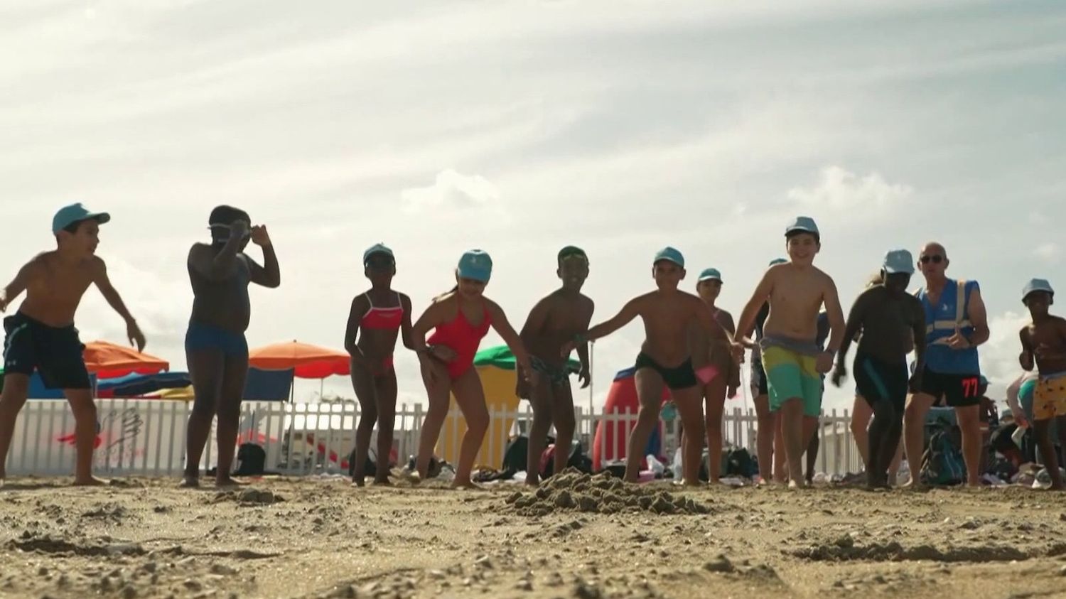 Solidarité : le Secours populaire emmène "les oubliés des vacances" sur la plage de Deauville