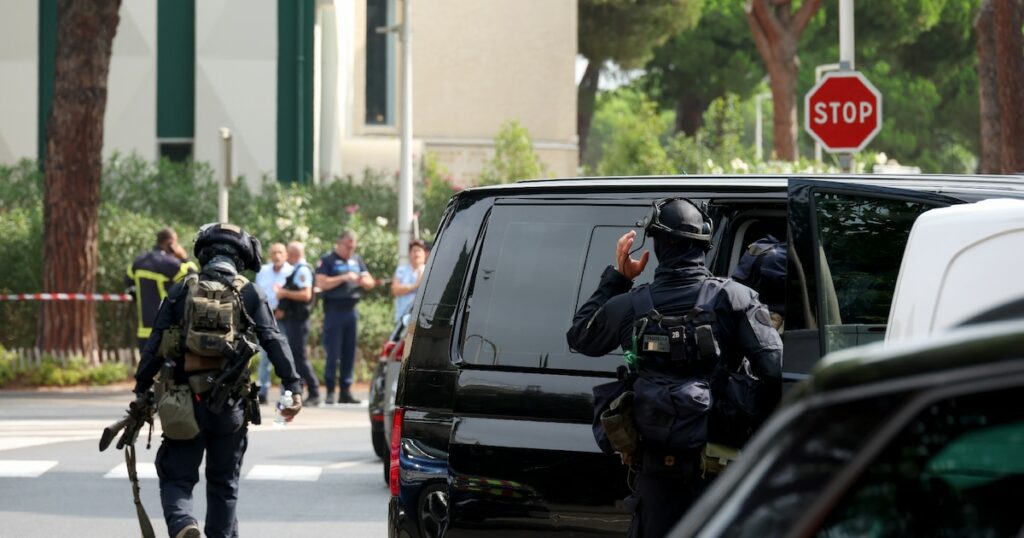 Les forces de l'ordre sécurisent les abords de la synagogue de La Grande Motte, dans l'Hérault, le 24 août 2024