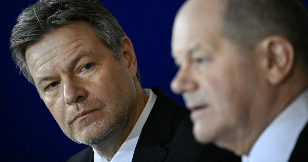 Le ministre écologiste de l'Économie et du Climat allemand, Robert Habeck, et le chancelier Olaf Scholz, lors d'une conférence de presse à Berlin, le 13 décembre 2023