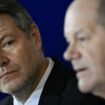 Le ministre écologiste de l'Économie et du Climat allemand, Robert Habeck, et le chancelier Olaf Scholz, lors d'une conférence de presse à Berlin, le 13 décembre 2023