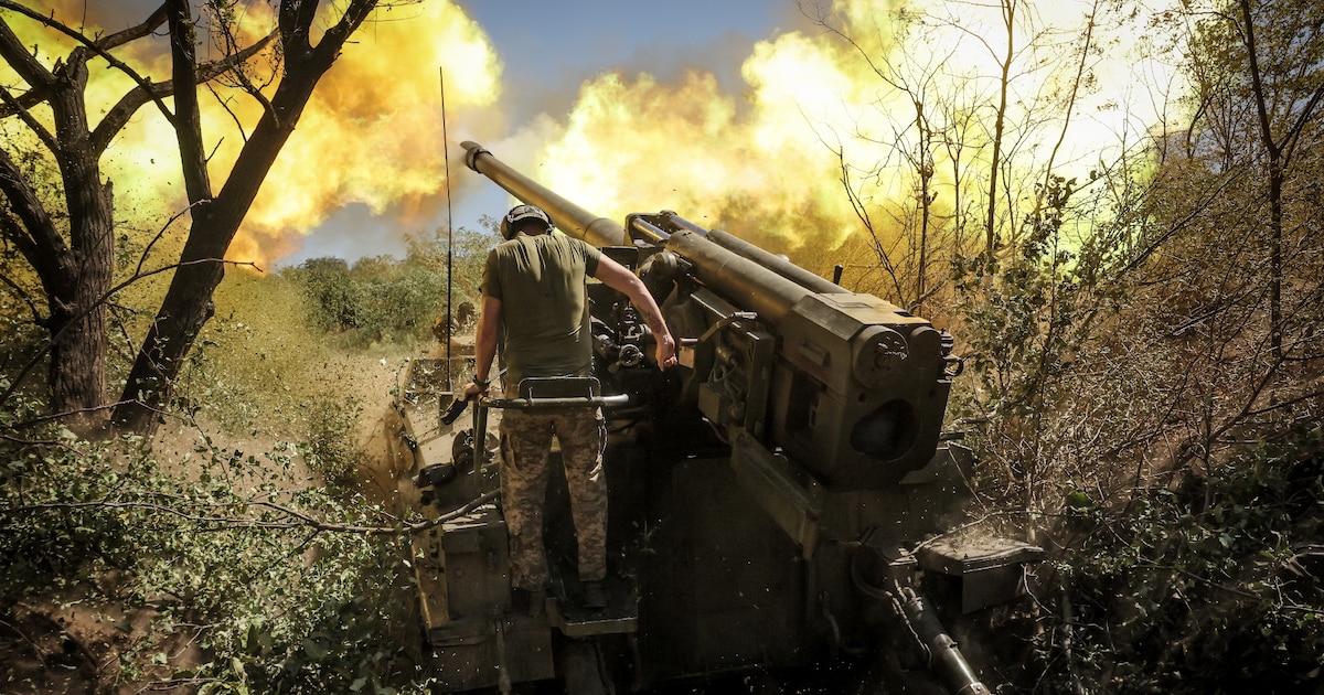 Un soldat ukrainien de la 24e brigade mécanisée tire un obusier automoteur de 152 mm 2s5 "Hyacinth-s" en direction des positions russes à un endroit non divulgué dans la région de Donetsk, le 20 août 2024