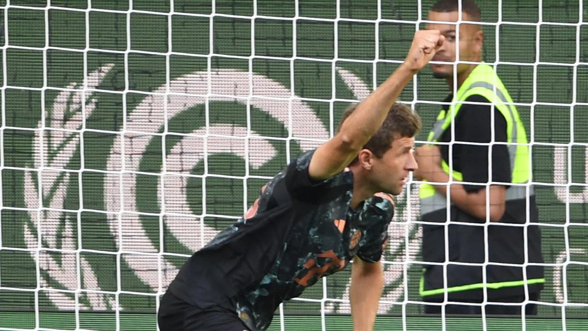 In der 65. Minute wird Thomas Müller zum Rekordspieler der Bayern