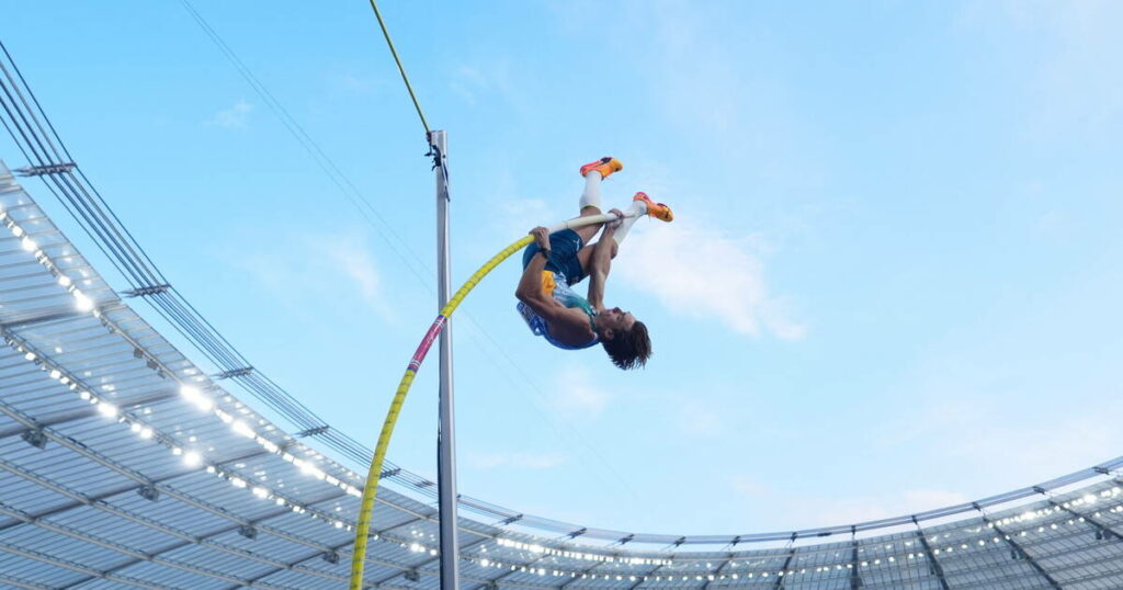 Armand Duplantis bat de nouveau son record du monde à la perche, trois semaines après les Jeux olympiques