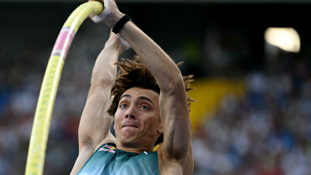 Armand Duplantis bat encore son record du monde en saut à la perche en franchissant 6,26 mètres