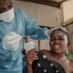 Une patiente testée lors d'une consultation sur le virus mpox à Goma, en RDC, le 17 août 2024