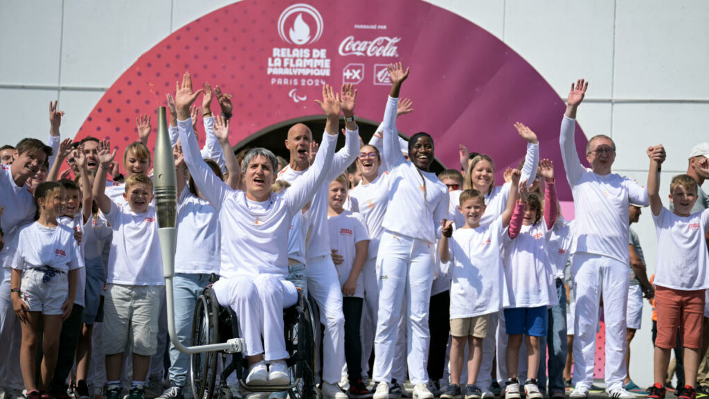 JO Paris 2024 : la flamme paralympique est arrivée en France en traversant la Manche