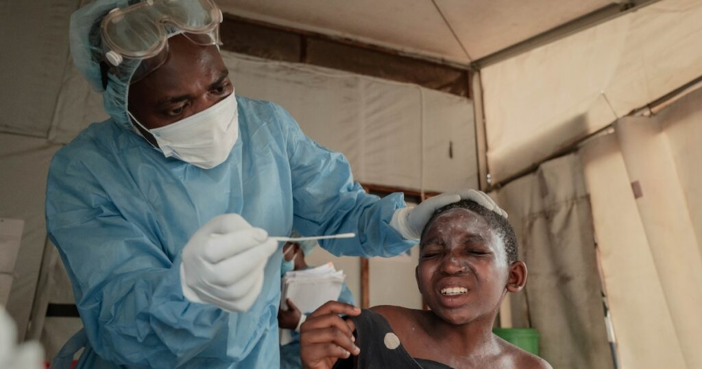 Une patiente testée lors d'une consultation sur le virus mpox à Goma, en RDC, le 17 août 2024