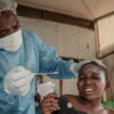 Une patiente testée lors d'une consultation sur le virus mpox à Goma, en RDC, le 17 août 2024