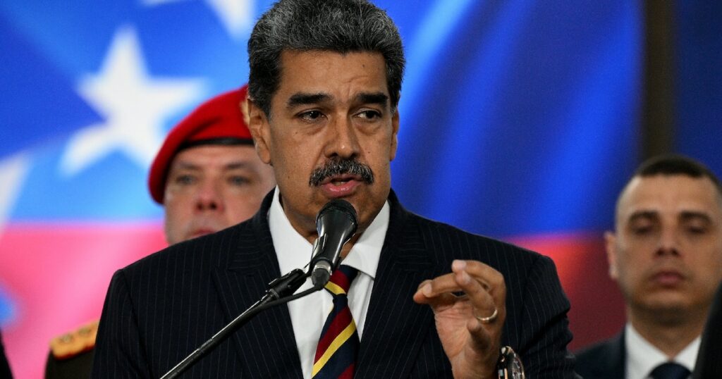 Le président vénézuélien Nicolas Maduro s'adresse aux médias après avoir comparu devant la Cour suprême de justice (TSJ) à Caracas, le 9 août 2024