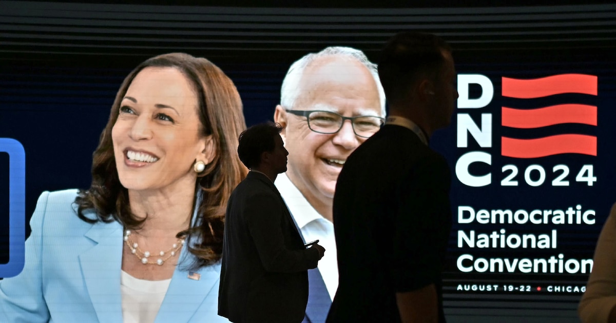 Une affiche de la vice-présidente américaine Kamala Harris et de son colistier Tim Walz, pendant la convention nationale démocrate à Chicago, le 21 août 2024 dans l'Illinois