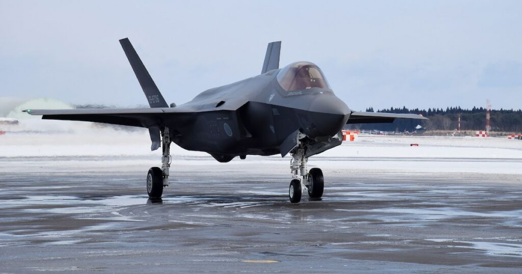 Un nouvel avion de chasse F-35A acquis par les Forces d'autodéfense au Japon, à son arrivée sur la base aérienne japonaise de Misawa, le 26 janvier 2018