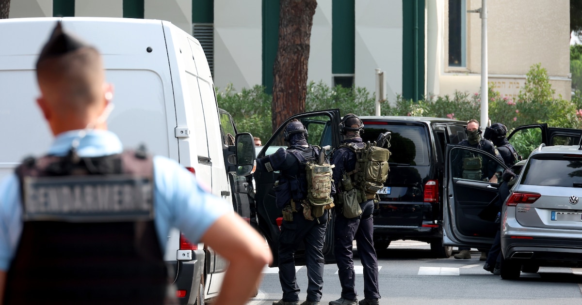 Des policiers devant la synagogue de la Grande-Motte après une attaque, le 24 août 2024 dans l'Hérault