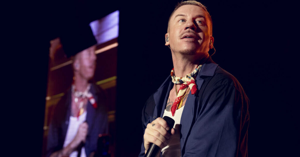 Le rappeur Macklemore annule un concert aux Emirats Arabes Unis, qu’il accuse de financer le conflit au Soudan