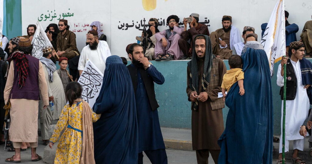 Afghanistan : les talibans promulguent une loi pour «prévenir le vice» et interdisent aux femmes de chanter et de se déplacer seules