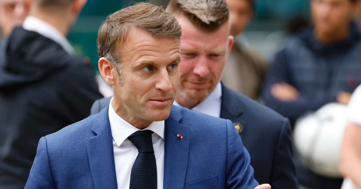 Le président Emmanuel Macron quitte le bureau de vote du Touquet après avoir voté au 1er tour des législatives, le 30 juin 2024 dans le Pas-de-Calais