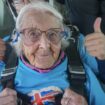 Royaume-Uni : pour ses 102 ans, elle s’offre son premier saut en parachute