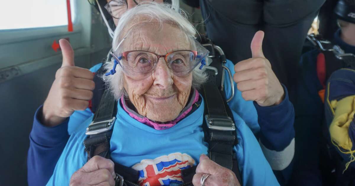 Royaume-Uni : pour ses 102 ans, elle s’offre son premier saut en parachute