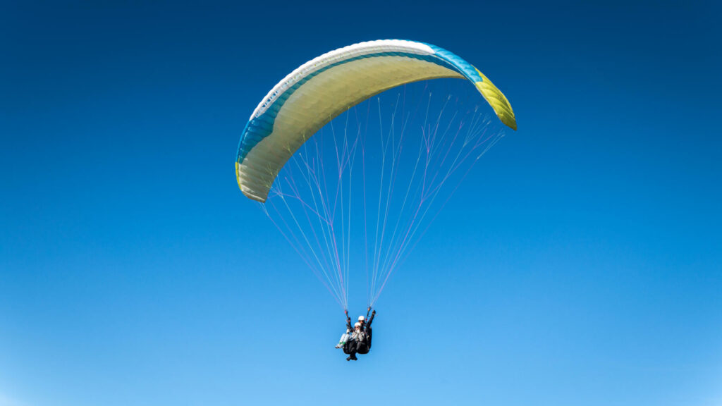 Pour fêter ses 102 ans, cette Anglaise s’offre un saut en parachute