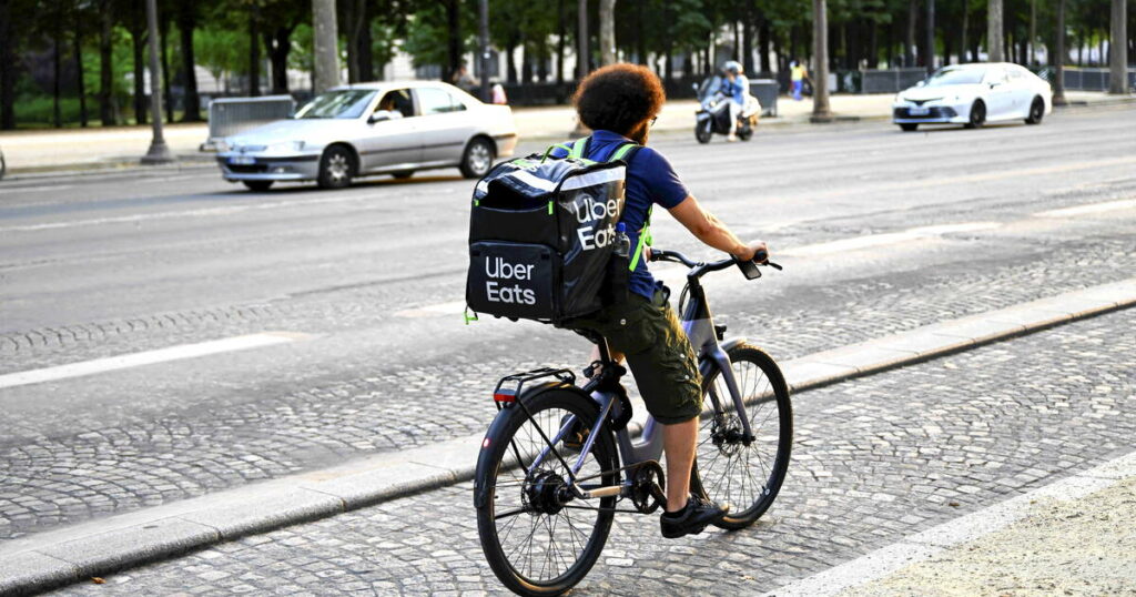 «On est plus pauvres que d’habitude» : les JO de Paris 2024, une épreuve pour les livreurs à vélo