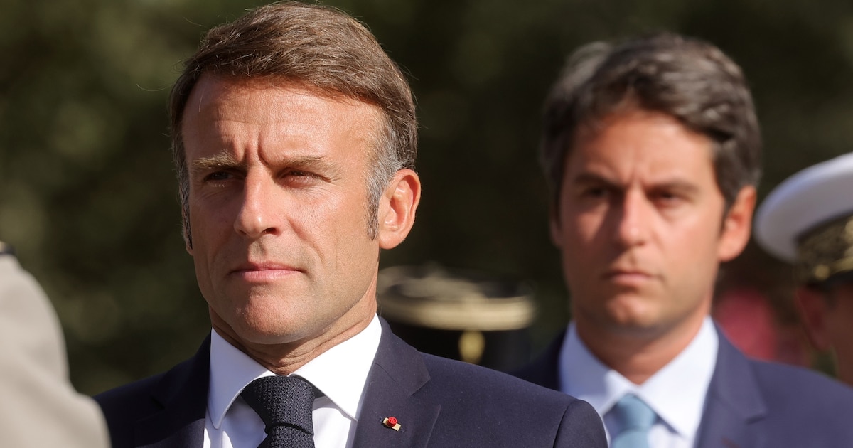 Le président Emmanuel Macron (à gauche) et le Premier ministre démissionnaire Gabriel Attal le 25 août 2024 à Paris