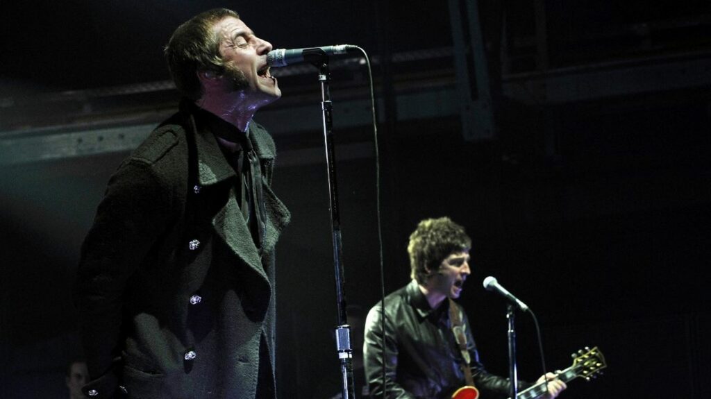 Le groupe de rock britannique Oasis se reforme pour une tournée à l'été 2025, quinze ans après le clash entre les frères Liam et Noel Gallagher