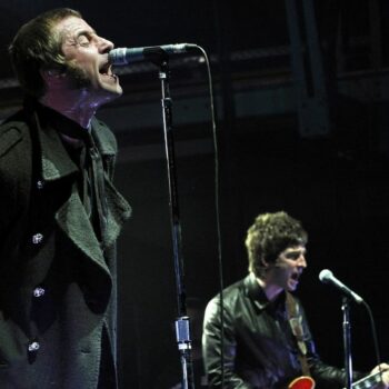 Le groupe de rock britannique Oasis se reforme pour une tournée à l'été 2025, quinze ans après le clash entre les frères Liam et Noel Gallagher