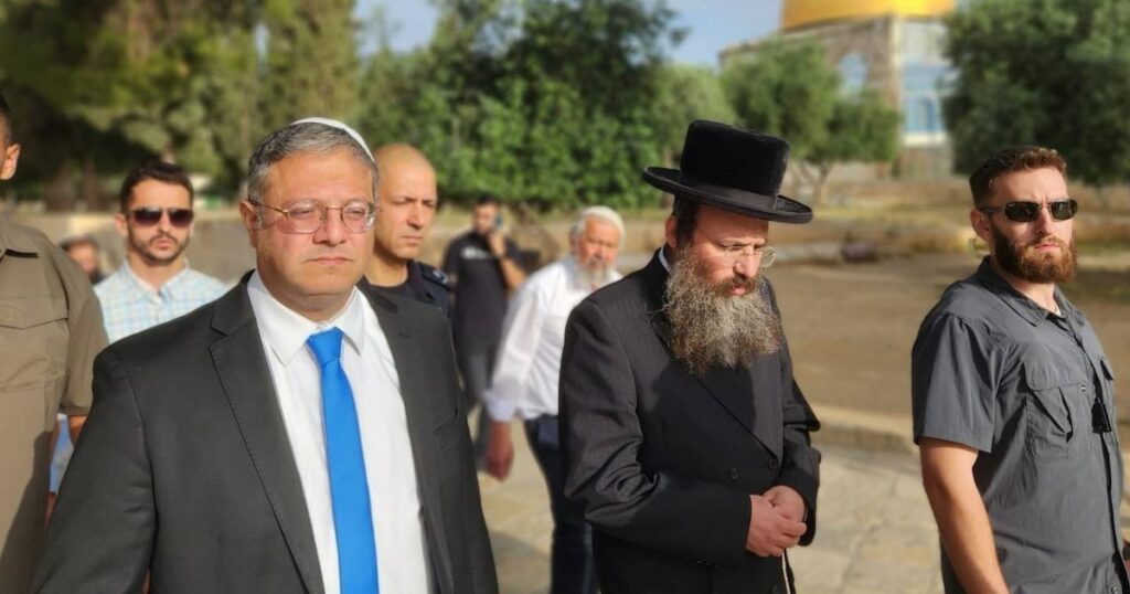 Le ministre israélien de la Sécurité intérieure Itamar Ben Gvir (à gauche) visite l'Esplanade des Moquées, mont du Temple pour les juifs, le 21 mai 2023 à Jérusalem