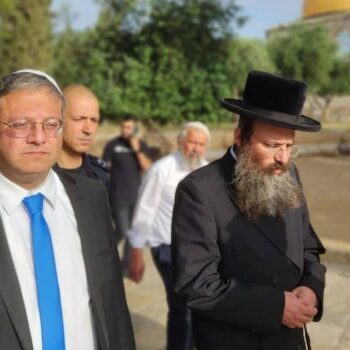 Le ministre israélien de la Sécurité intérieure Itamar Ben Gvir (à gauche) visite l'Esplanade des Moquées, mont du Temple pour les juifs, le 21 mai 2023 à Jérusalem