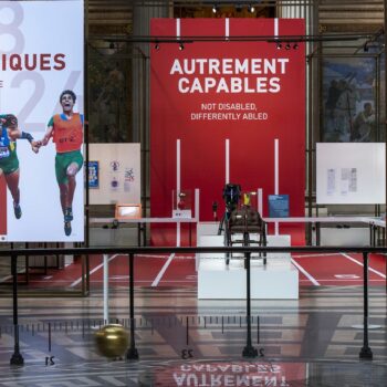 Dépassement de soi, inventivité et technologie : l'exposition "Histoires paralympiques" relate l'épopée d'un mouvement sportif et militant au Panthéon, à Paris