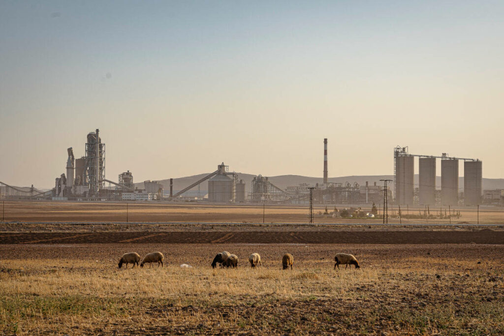 « Personne morale », par Justine Augier : le livre noir de Lafarge