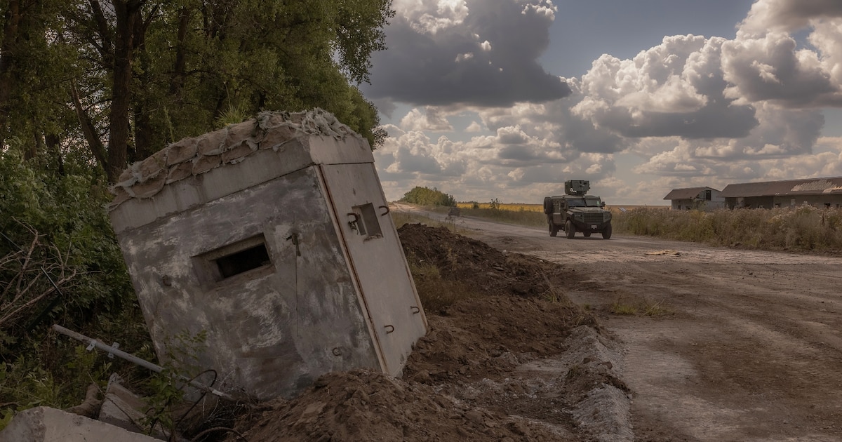 Un véhicule militaire blindé ukrainien passe devant un poste-frontière détruit avec la Russie, dans la région de Soumy, le 14 août 2024