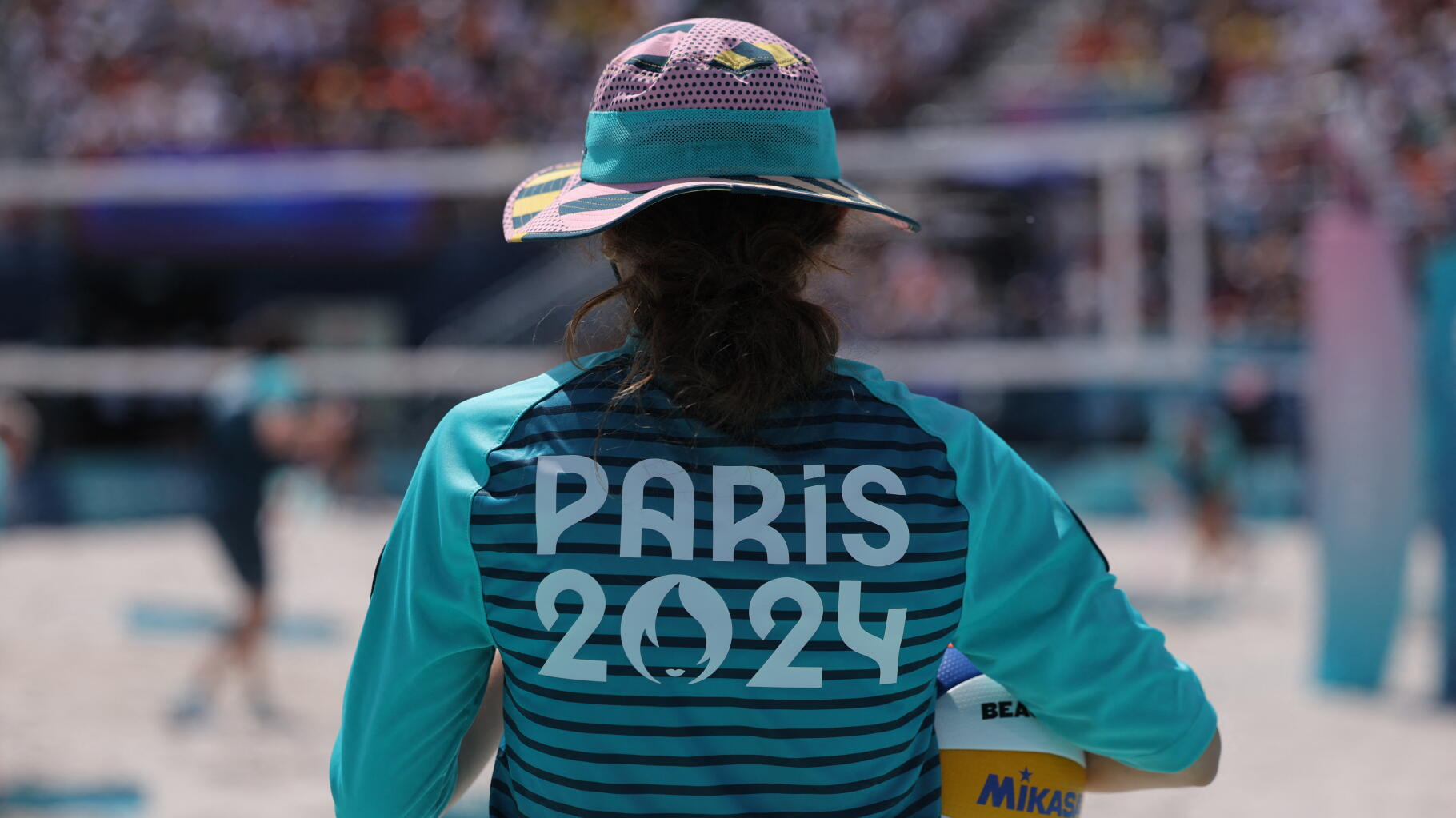 JO de Paris 2024 : le bob des volontaires et d’autres objets vont être vendus dans des braderies