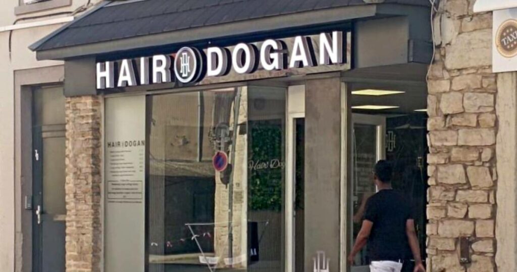 «Dans la rue, j’ai l’impression qu’on va me planter un couteau» : l’angoisse du coiffeur menacé pour avoir baptisé son salon «Hair Dogan»