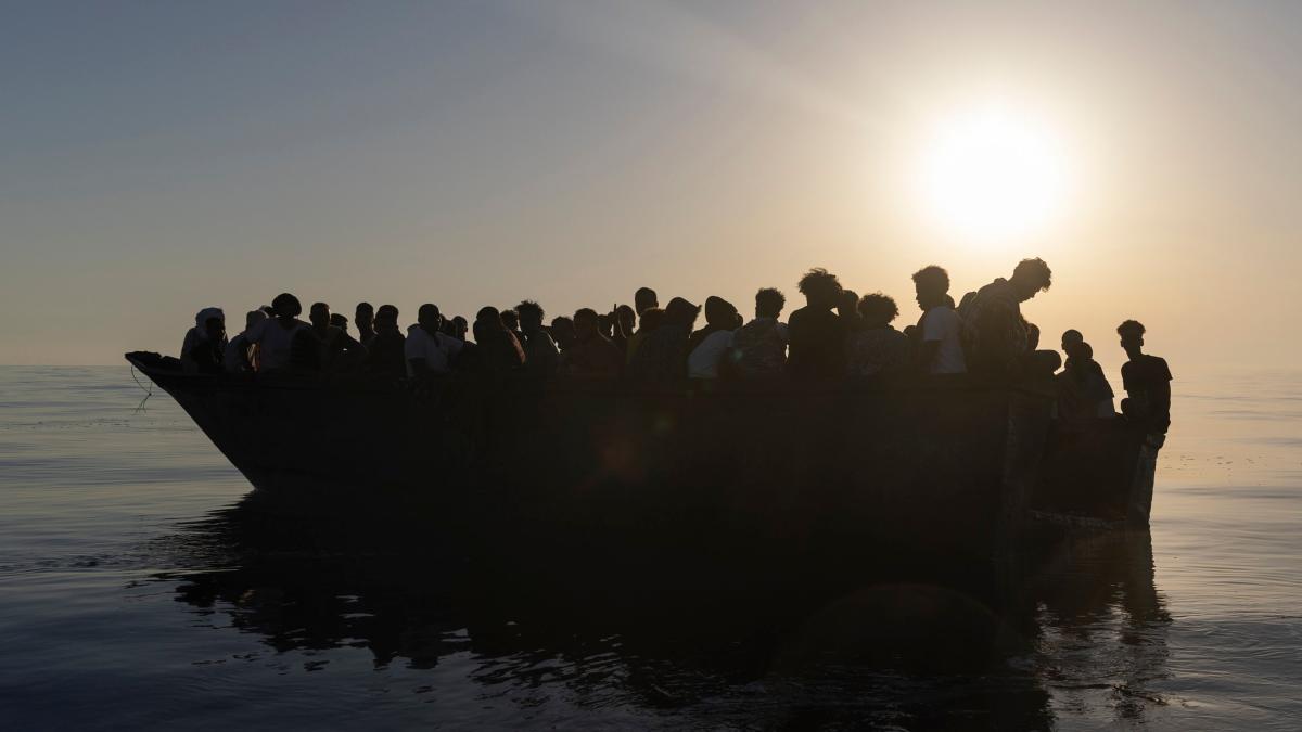 Menschenschmuggler werfen auf Flucht vor Küstenwache Migranten ins Meer