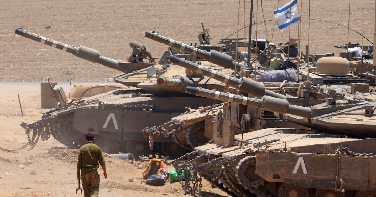 Des chars de l'armée israélienne sont déplouyés dans une zone proche de la frontière sud d'Israël avec la bande de Gaza, le 9 juillet 2024