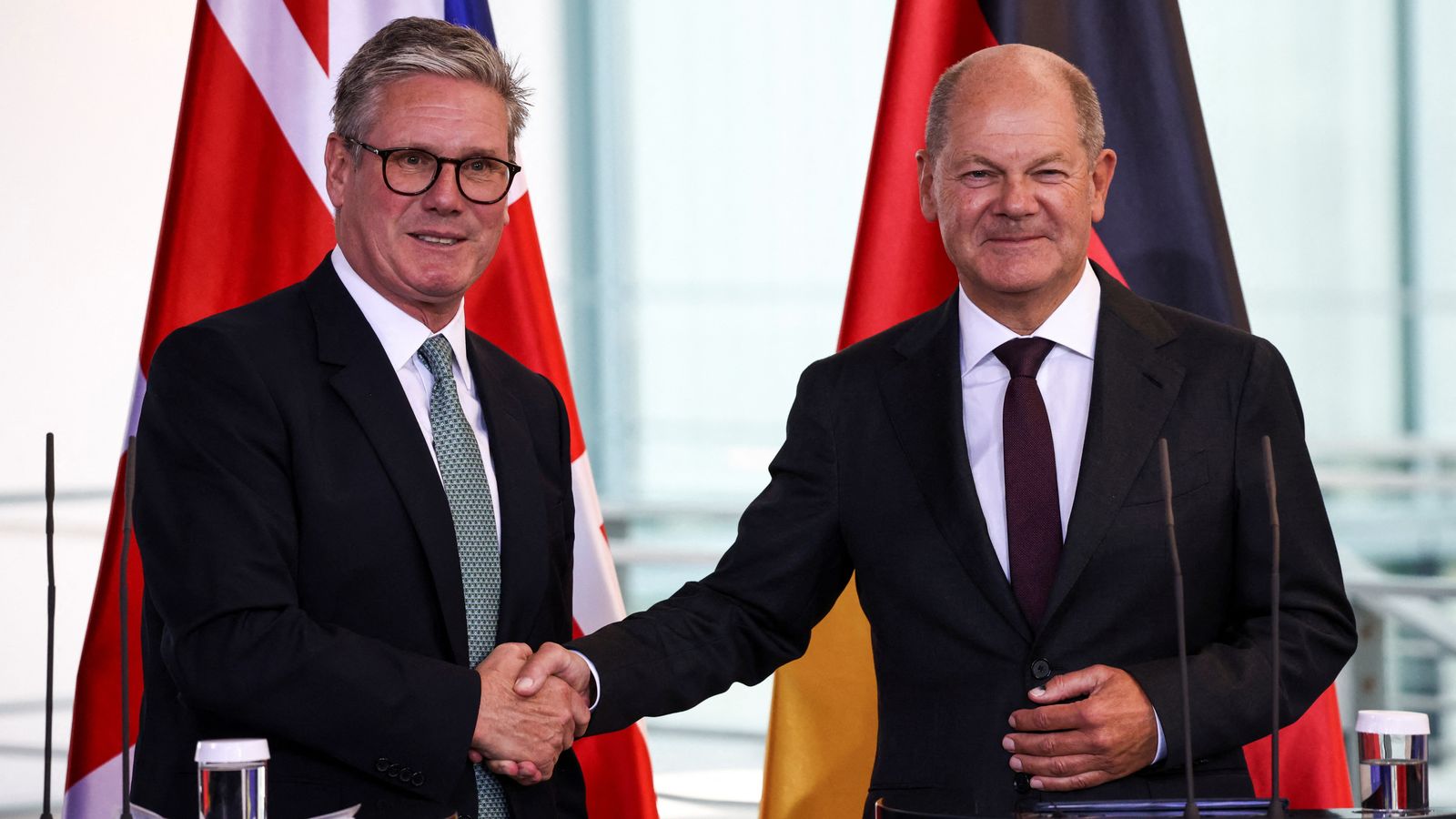 German Chancellor Olaf Scholz and British Prime Minister Keir Starmer shake hands during a press conference in Berlin, Germany, August 28, 2024. REUTERS/Liesa Johannssen