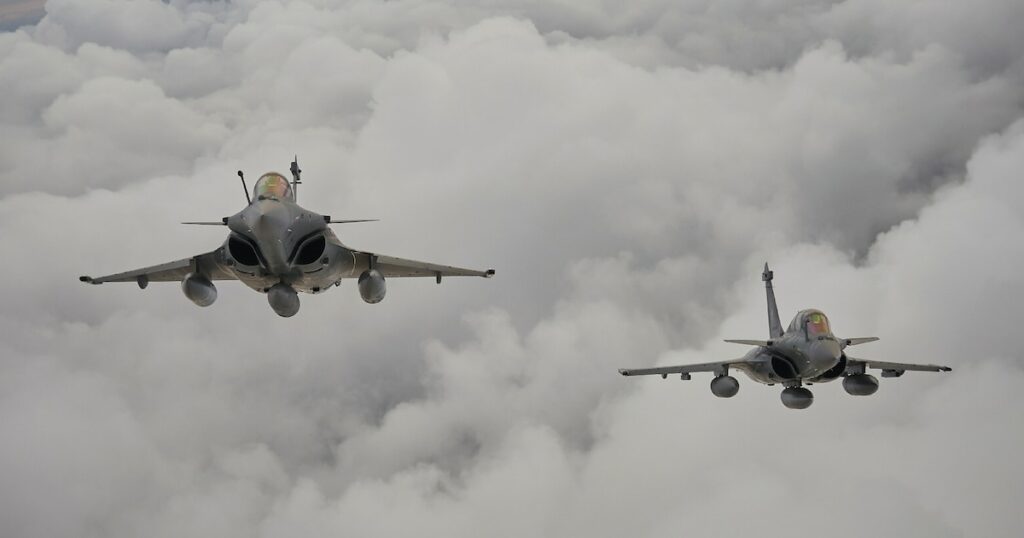 Deux avions Rafale lors d'une répétition du défilé militaire annuel du 14-Juillet, près de la base aérienne d'Orléans-Bricy, le 3 juillet 2024